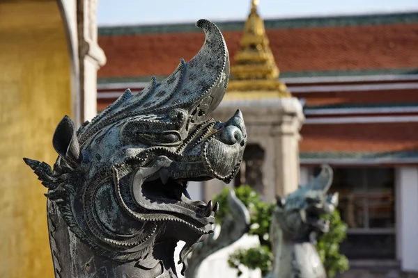 Thailand, bangkok, pranon wat pho, tot vaststelling van Boeddha tempel, stenen draak standbeelden — Stockfoto