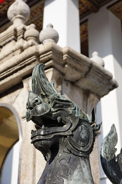 タイ、バンコク、pranon ワット ・ プラチェートゥポンウィモンマンカラーラーム大仏寺院、石造りの龍の像を敷設 — ストック写真