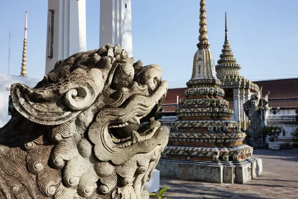 Tailandia, Bangkok, Pranon Wat Pho, colocación templo de Buddha, estatua del dragón de piedra — Foto de Stock