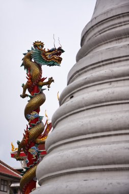 Tayland, bangkok, dini ejderha heykeli yakın bir Budist tapınağı