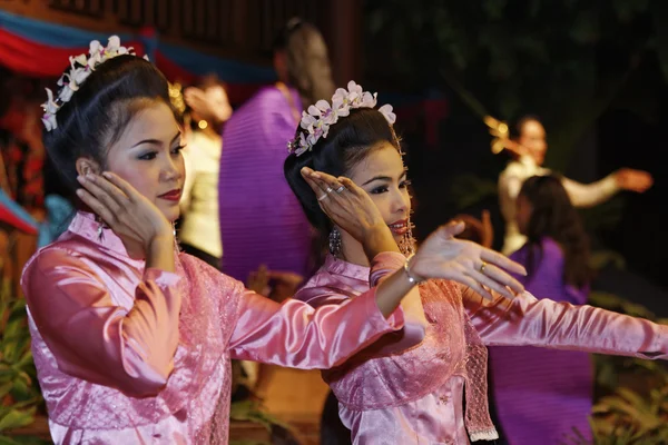 タイ、バンコク、バラ園、タイのダンサー — ストック写真