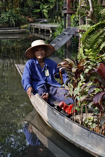 Tajlandia, bangkok, ogród różany, tajski ogrodnik prowadzi niektórych tropikalnych roślin na jego łodzi — Zdjęcie stockowe