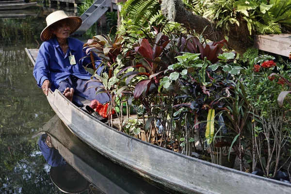 Thailandia, Bangkok, il Rose Garden, un giardiniere thai porta alcune piante tropicali sulla sua barca — Foto Stock