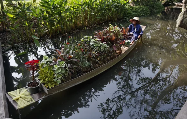 Thajsko, bangkok, růžovou zahradu, thajské zahradník nese některé tropické rostliny na lodi — Stock fotografie