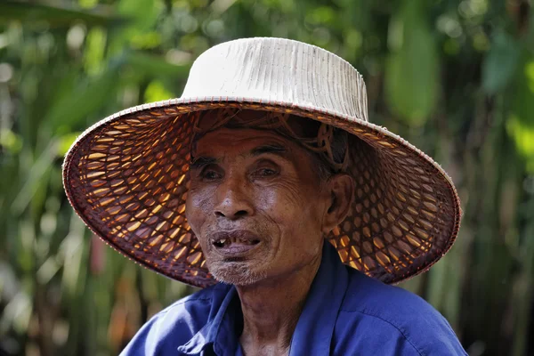 Thailand, Bangkok, The Rose Garden, portrait of a thai gardener — Stock Photo, Image