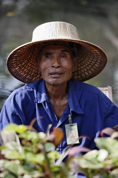 Ταϊλάνδη, Μπανγκόκ, η φυτεία με τριανταφυλλιές, πορτρέτο της Ταϊλάνδης κηπουρός — Φωτογραφία Αρχείου