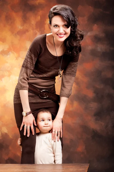 Bild på glada mor med baby — Stockfoto
