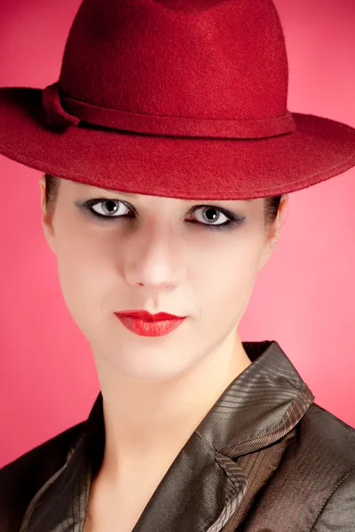Porträtt av sensualitet elegant kvinna i röd hatt — Stockfoto