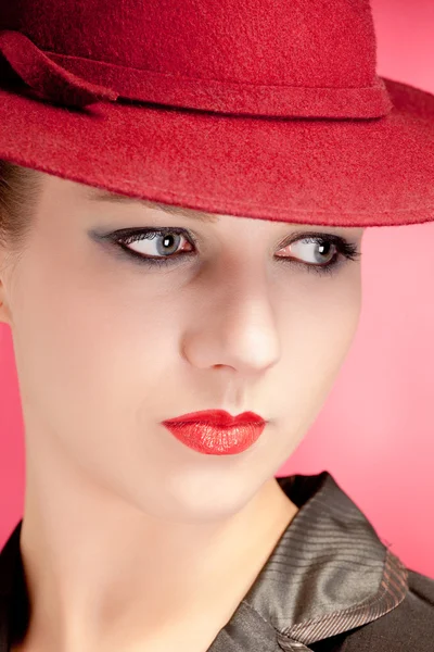 Retrato de la sensualidad mujer con estilo en sombrero rojo — Foto de Stock