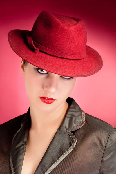 赤い帽子の官能的なスタイリッシュな女性の肖像 — ストック写真