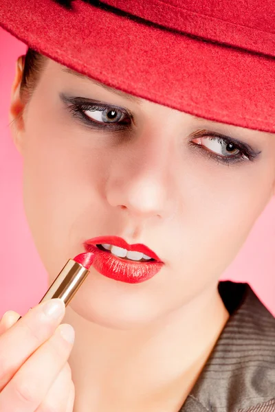 赤い帽子の官能的なスタイリッシュな女性の肖像 — ストック写真