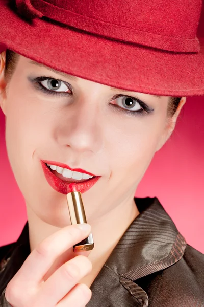 Porträt der Sinnlichkeit stilvolle Frau mit rotem Hut — Stockfoto