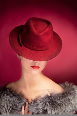 Şehvetin portresi. Kırmızı şapkalı şık kadın.