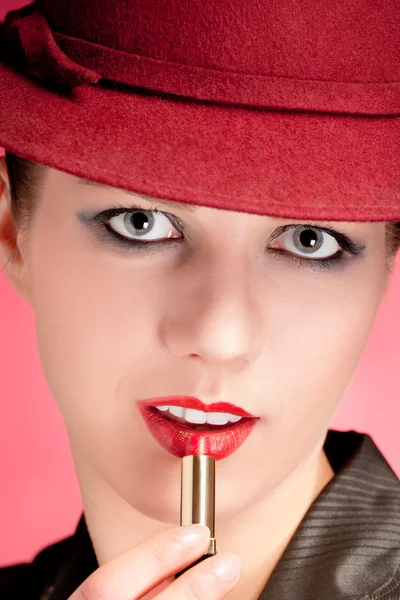Portrét smyslnosti stylové ženy v červeném klobouku — Stock fotografie