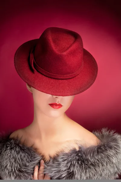 头戴红帽子的性感女人的画像 — 图库照片