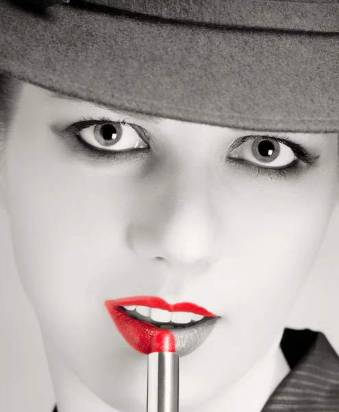 Портрет стильної жінки з яскраво-червоними губами — стокове фото
