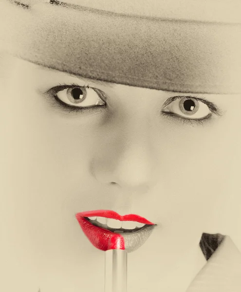 Porträt einer stilvollen Frau mit leuchtend roten Lippen — Stockfoto