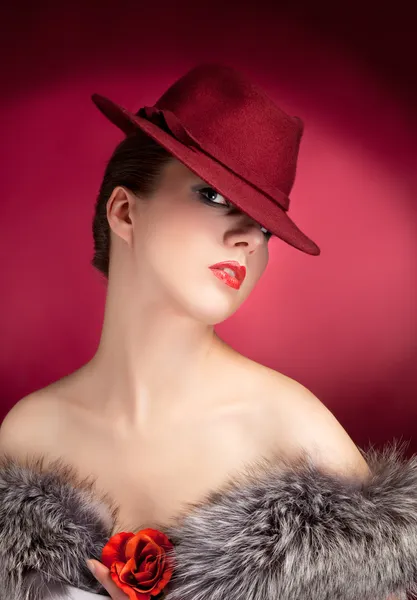 Portret van sensualiteit stijlvolle vrouw met rode hoed — Stockfoto