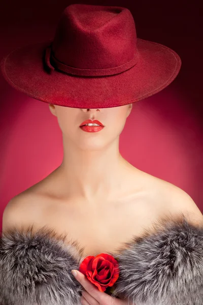 Portrét smyslnosti stylové ženy v červeném klobouku — Stock fotografie