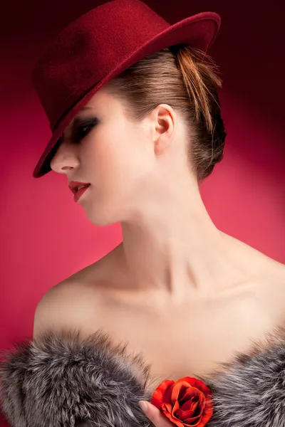 Портрет чуттєвої стильної жінки в червоному капелюсі — стокове фото