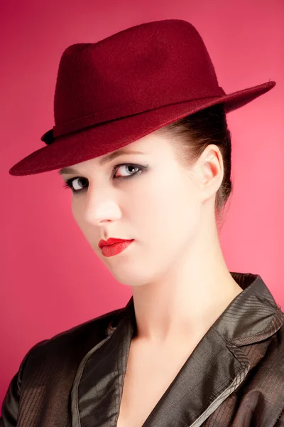 Portré az érzékiség stílusos nő piros kalapban — Stock Fotó