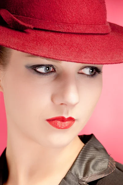 Portré az érzékiség stílusos nő piros kalapban — Stock Fotó