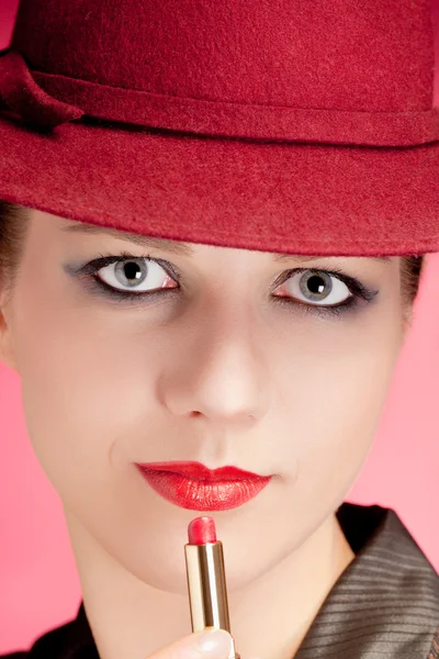Πορτρέτο του αισθησιασμού κομψή γυναίκα σε κόκκινο καπέλο — Φωτογραφία Αρχείου