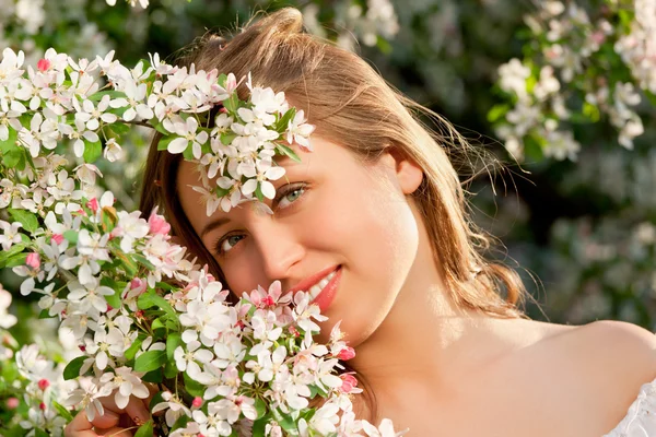 漂亮女人之间春天盛开的花朵 — 图库照片