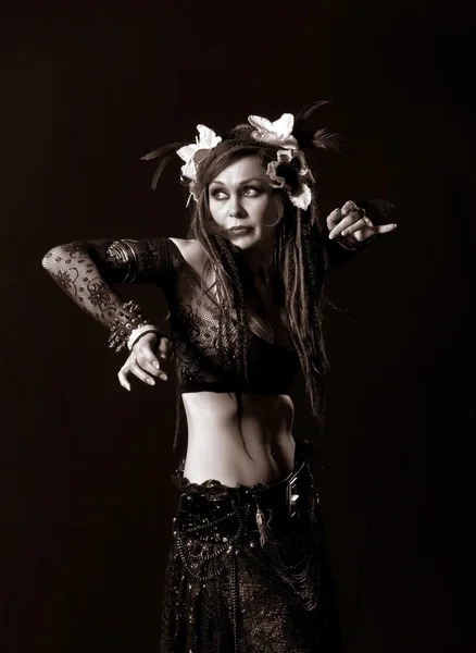 部族の化粧で踊っている魅力的なベリー ダンサー — ストック写真