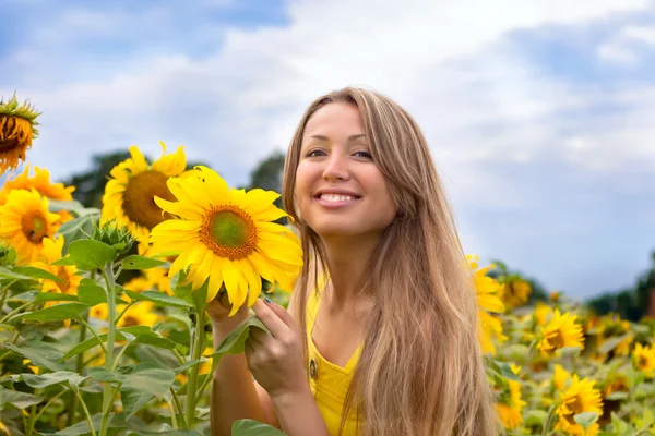 Krásná žena mezi slunečnice — Stock fotografie