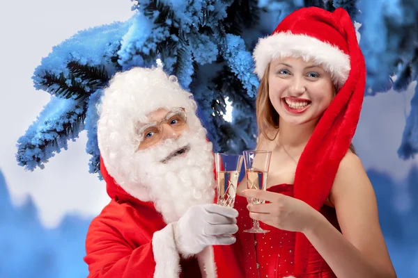 Papai Noel com menina sexy em chapéu de Santa . — Fotografia de Stock