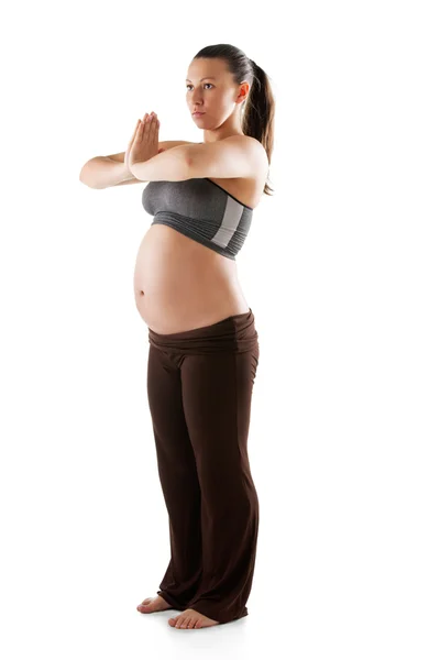 Красивая беременная женщина делает упражнения — стоковое фото