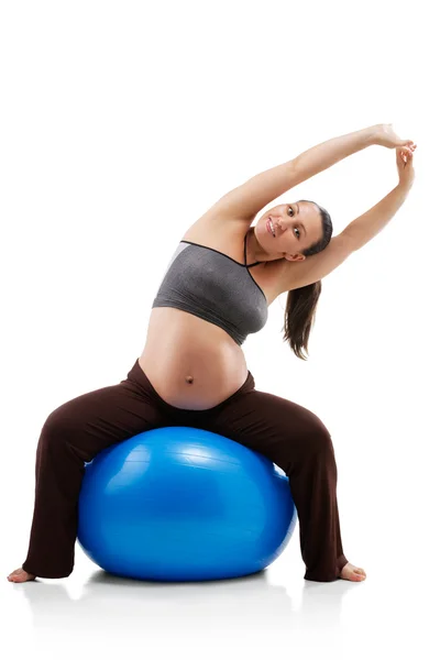 Gravid kvinna gör övningar — Stockfoto