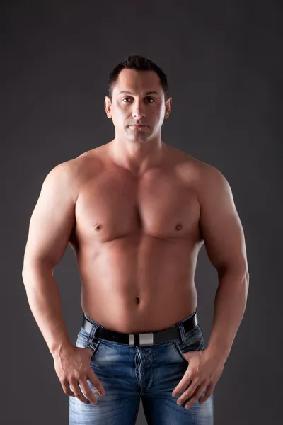 Hombre muscular adulto — Foto de Stock