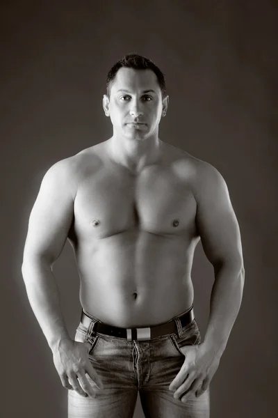 Erwachsener muskulöser Mann — Stockfoto