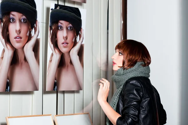Model posing in front of a showcase — Stock Photo, Image