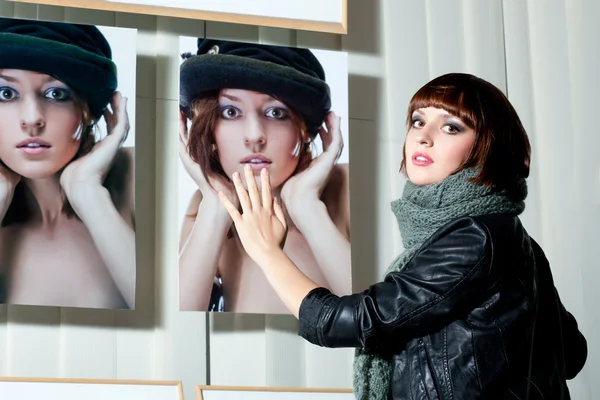 Model posing in front of a showcase — Stock Photo, Image