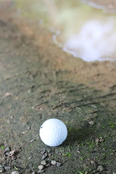 Bílý golfový míček na zelené trávě — Stock fotografie