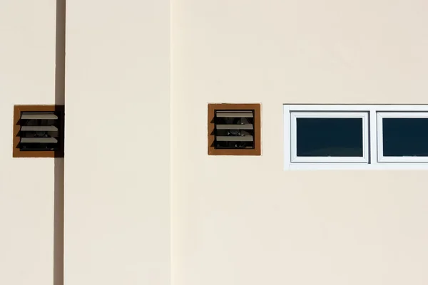 Spiegel an der Wand gelb — Stockfoto