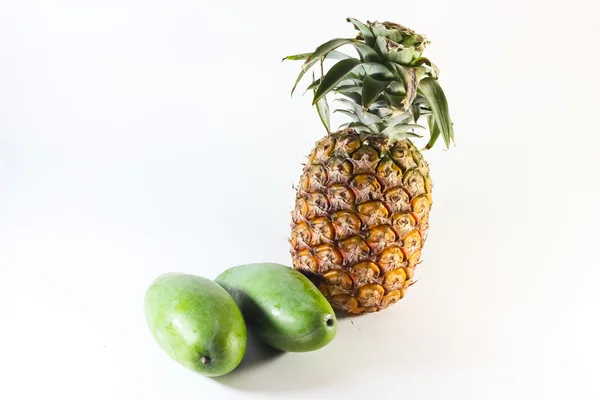 Ananász és mangó elszigetelt fehér — Stock Fotó