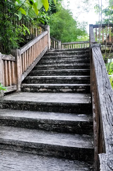 Die Treppe ist eine Holzbrücke — Stockfoto