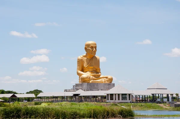 Золотая статуя главы Будды — стоковое фото