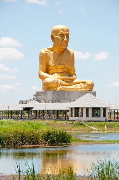 A estátua dourada da cabeça do Senhor Buda — Fotografia de Stock