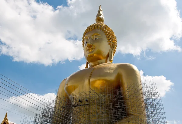 A estátua dourada da cabeça do Senhor Buda — Fotografia de Stock