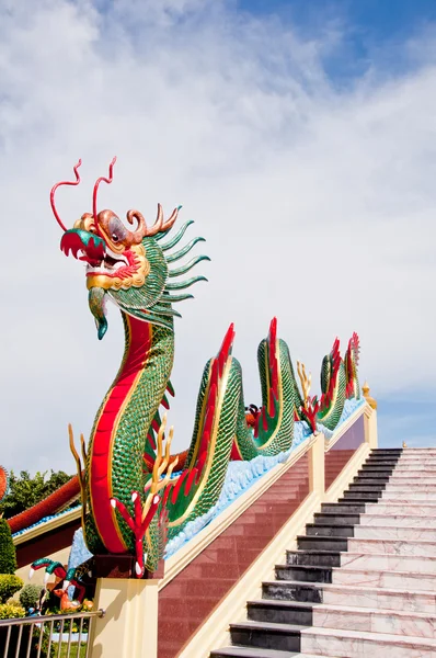 O dragão estuque dentro do templo — Fotografia de Stock