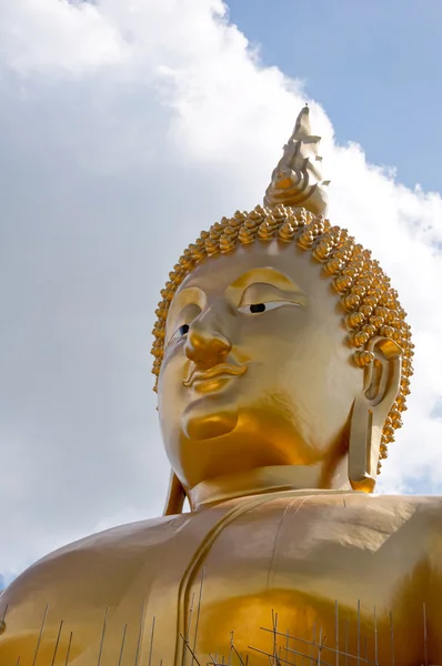 Den gyllene statyn av lord buddha huvud — Stockfoto