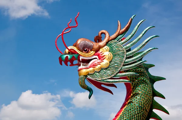 O dragão estuque dentro do templo — Fotografia de Stock