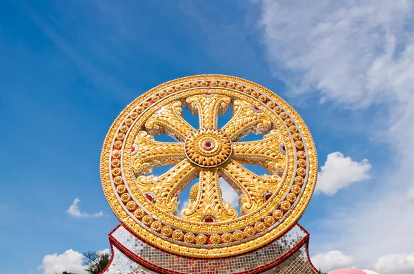 一个金色的圆圈的雕像 — 图库照片