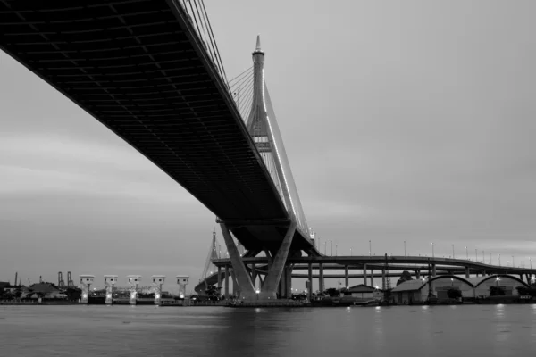 Schwarz-weiße Brücke — Stockfoto
