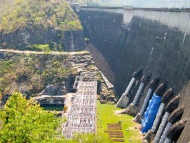 Barajı su Tayland'da elektrik üretmek için engelleyin